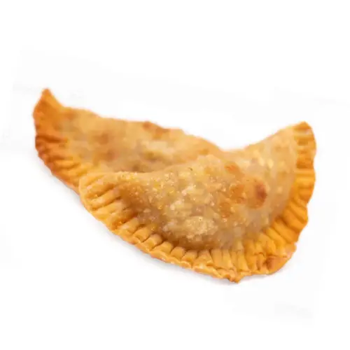 Empanadillas doradas y veganas con vegetales, en cajas para la venta al por mayor de alimentación.